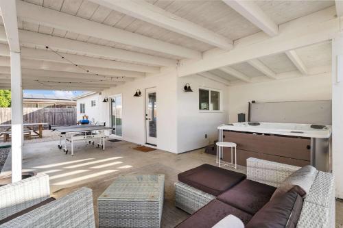 Surf Farmhouse | Hot Tub, Big Backyard, Sleeps 7! in Clairemont Mesa East