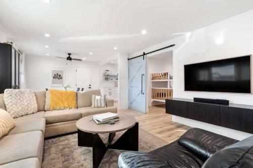 Surf Farmhouse | Hot Tub, Big Backyard, Sleeps 7! in Clairemont Mesa East