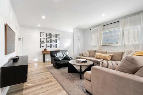 Surf Farmhouse | Hot Tub, Big Backyard, Sleeps 7! in Clairemont Mesa East