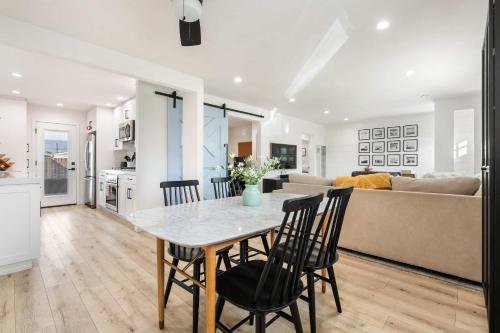 Surf Farmhouse | Hot Tub, Big Backyard, Sleeps 7! in Clairemont Mesa East