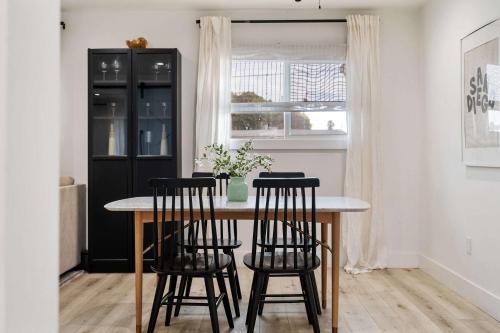 Surf Farmhouse | Hot Tub, Big Backyard, Sleeps 7! in Clairemont Mesa East