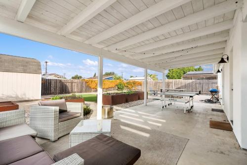 Surf Farmhouse | Hot Tub, Big Backyard, Sleeps 7! in Clairemont Mesa East