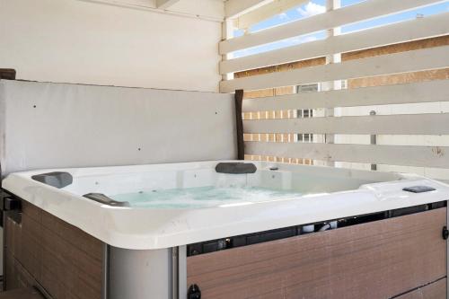 Surf Farmhouse | Hot Tub, Big Backyard, Sleeps 7! in Clairemont Mesa East