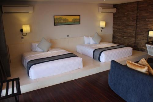 2 queen beds, 1 sofa bed