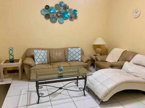 SUITE 2, BLUE PAVILION - Steps to BEACH, West Bay