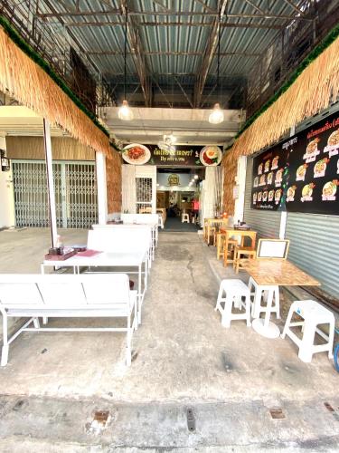 Restaurant, J&T House And Friends in Samut Prakan
