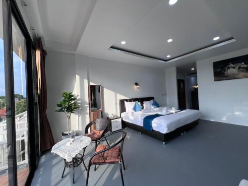 room detail thumbnail 1