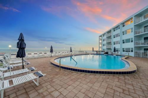 Paradise Beach Club - Oceanfront Ground Floor Condos with Heated Pool Pets Welcome