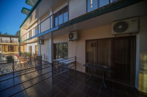 陽台/露台, Hotel Nikala in 茨卡爾圖博