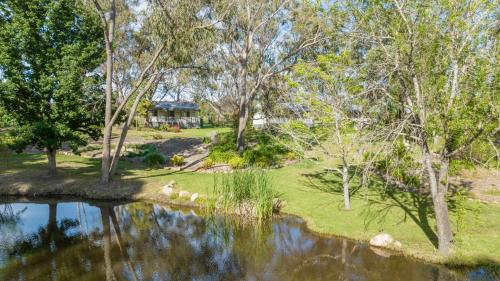 Granite Gardens Cottages & Lake Retreat in Thorndale