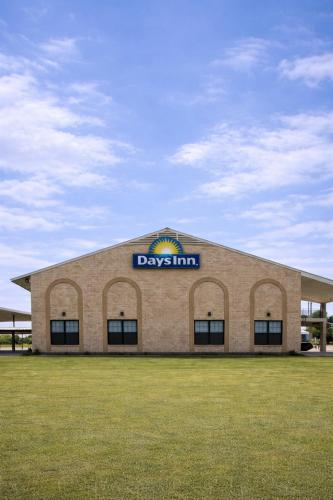 Days Inn & Suites by Wyndham - Canton First Monday Trade Days, Canton