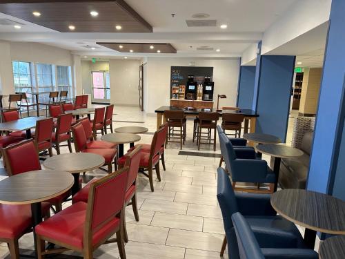 홀리데이 인 익스프레스 호텔 & 스위트 트레이시 바이 IHG - 식음료(F&B)