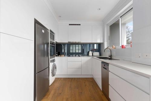 Sunny Manly Apartment Steps from Beach & Cafes - image 5
