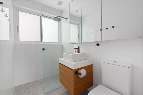Sunny Manly Apartment Steps from Beach & Cafes - image 2