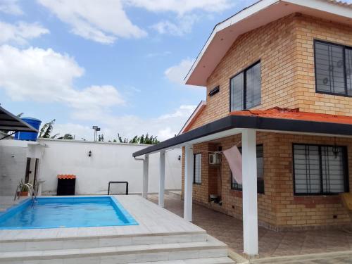 Cabaña familiar con piscina privada (Cabana familiar con piscina privada) in 圖爾博