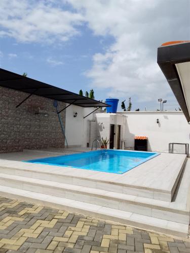 Cabaña familiar con piscina privada (Cabana familiar con piscina privada) in 圖爾博