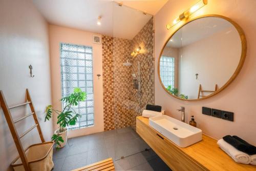 Bingin Comfort Home 3BR with Full Kitchen Laundry and Cinema - image 5