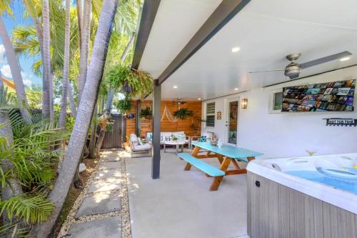 2BR, Families, Pets, Medical Stays, Hot Tub in Coral Terrace