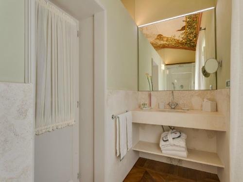 Relais degli Angeli Residenza dEpoca Ideally located in the Siena City Center area, Relais degli Angeli Residenza dEpoca promises a relaxing and wonderful visit. The property offers a high standard of service and amenities to suit the i