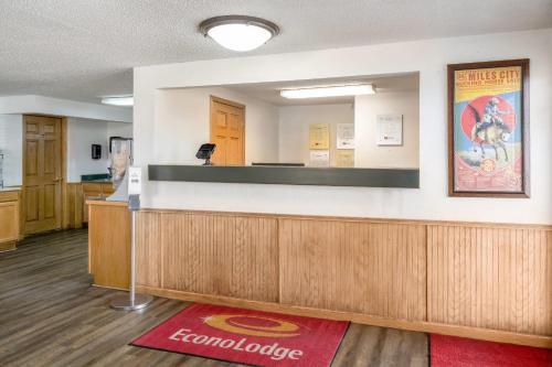 Econo Lodge Miles City - image 11