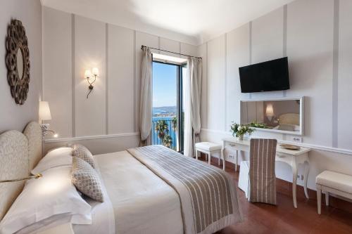 Double or Twin Room with Sea View image 10