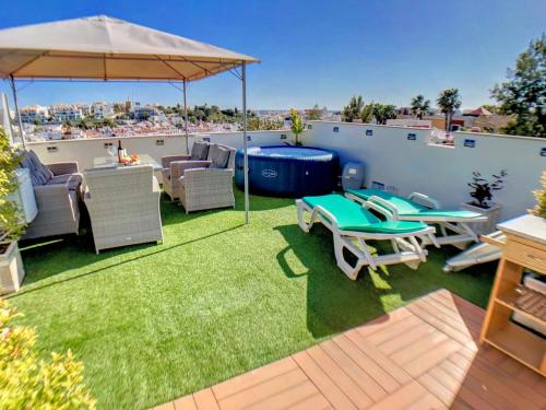 Apartment Alpha - 2 Bedrooms, Private Rooftop Patio with Hot Tub, BBQ and View – khách sạn tại Ferragudo