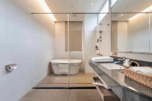 room detail thumbnail 2