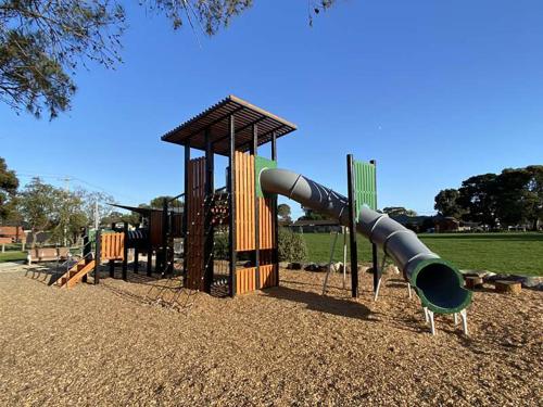 Welcome to The Roy - Family home close to airport and train! in Fawkner