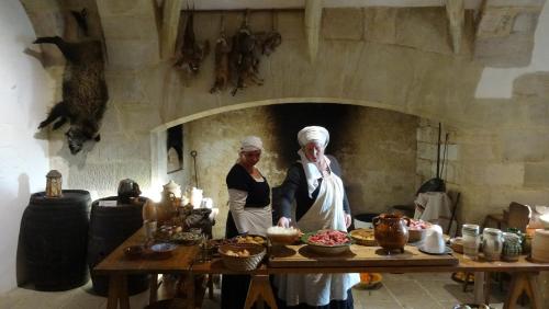 Tuvākā izklaides vieta, Au Pied du CHATEAU - 5 a 11 personnes - Baignade-canoe-piste cyclable a 100 m in Castelnaud-la-Chapelle