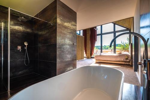 Wellness Hotel Marta in สเนซเน
