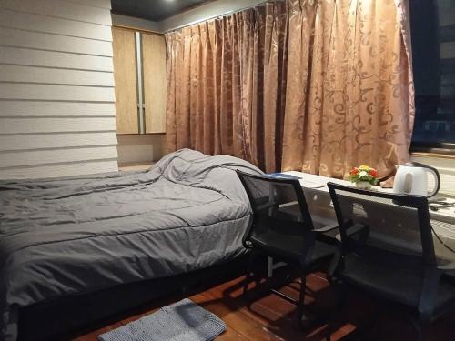 Spacious City-View Apartment with Modern Amenities in Krung Thep - image 11