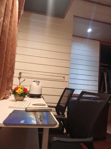Spacious City-View Apartment with Modern Amenities in Krung Thep - image 12