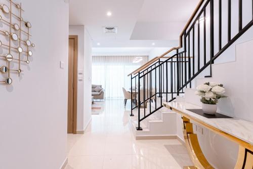 ALiving Modern 3BR Townhouse I Family-Friendly I DAMAC Hills 2 in مدينة زايد