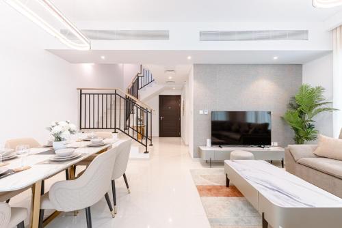 ALiving Modern 3BR Townhouse I Family-Friendly I DAMAC Hills 2 in مدينة زايد