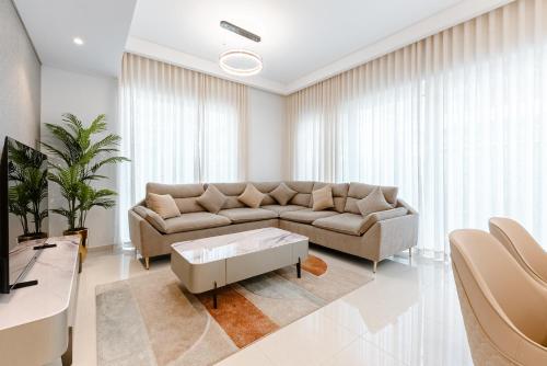 ALiving Modern 3BR Townhouse I Family-Friendly I DAMAC Hills 2 – khách sạn tại Madinat Zayid