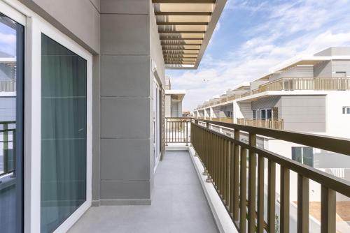 ALiving Modern 3BR Townhouse I Family-Friendly I DAMAC Hills 2 in مدينة زايد