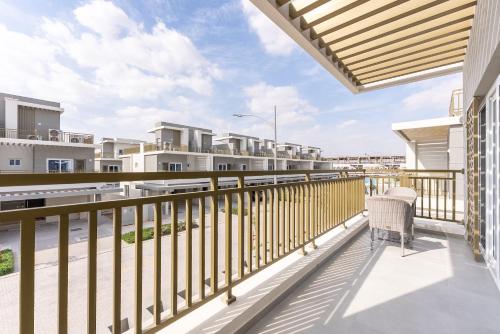 ALiving Modern 3BR Townhouse I Family-Friendly I DAMAC Hills 2 in مدينة زايد