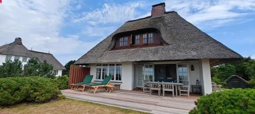 Reetdachhaus mit direktem Meerblick in Nieblum, Deutschland