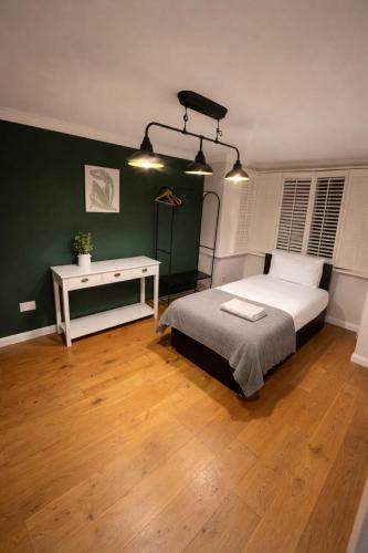 5 Bedroom Contractor Relocation stay with fast WIFI Weekly & Monthly Surrey in Runnymede