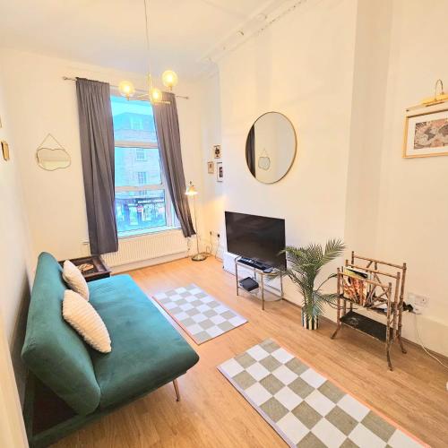 Bright Cosy Urban 1BR near Camden Station - Central London, Londyn