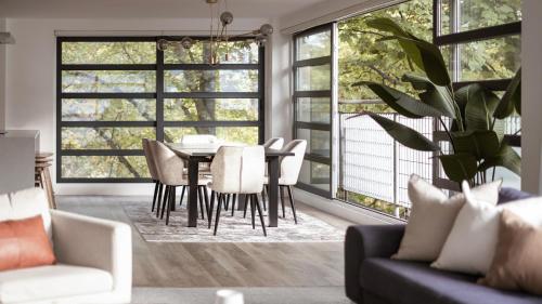 Stunning Modern Glass Wall Penthouse City Centre - image 3