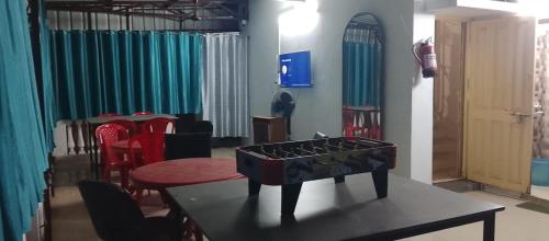 Ruang bersama/area TV,  1130 m² dengan 4 kamar tidur dan 6 kamar mandi pribadi di Bhawanipur (ROAMERS INN) in Kolkata