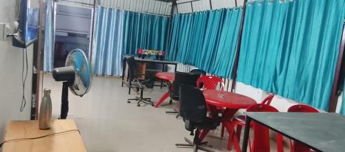 Ruang bersama/area TV,  1130 m² dengan 4 kamar tidur dan 6 kamar mandi pribadi di Bhawanipur (ROAMERS INN) in Kolkata