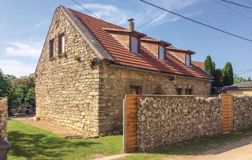 Modern stone house in Balatonfured with jacuzzi – khách sạn tại Balatonfured
