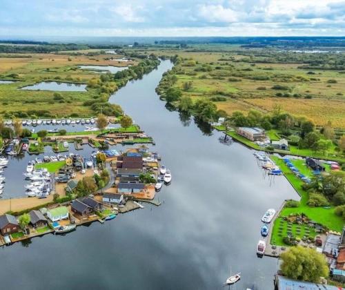 Skats, Yare View Riverside Norfolk Broads in Brundall