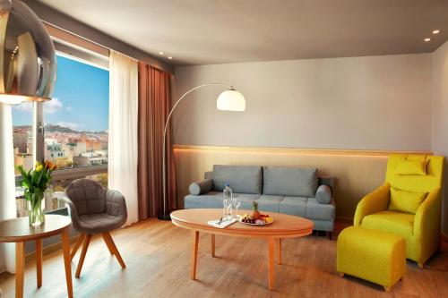 room detail thumbnail 2