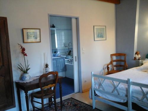 LES Roses Trémières chambre d'hôte Tanzac