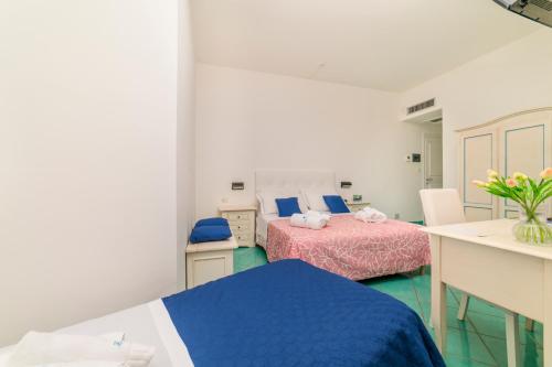 Triple room, superior, sea view