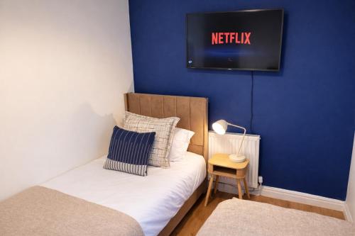 Cozy 2 bedroom house, smart tv in every room,6 beds, free parking, WiFi, brand new, fully equipped, close to A63 and city center