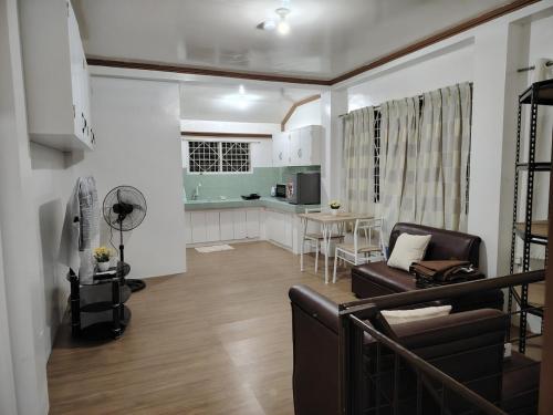 Apartment with a bedroom, living room, kitchen, and a balcony – khách sạn tại San Agustin (Surigao del Sur)